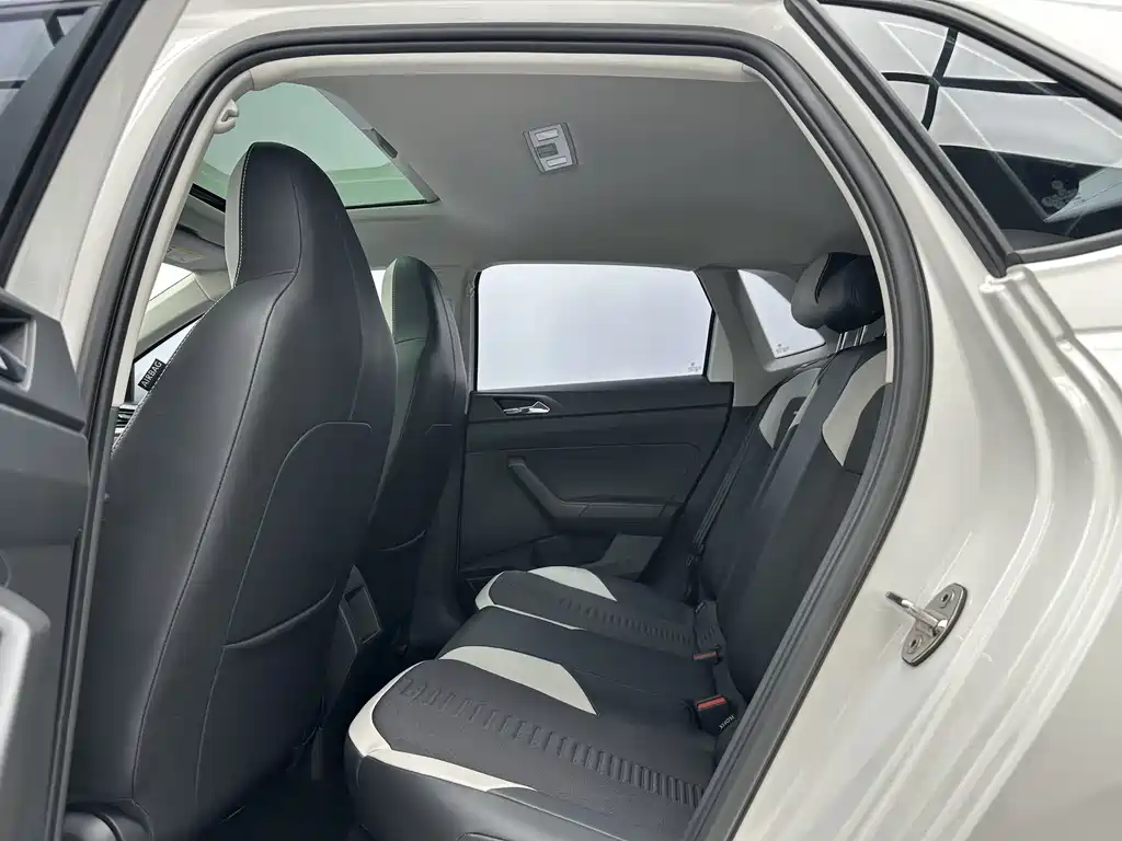 Polo Plus 1.5 L Auto Colorful Tech
