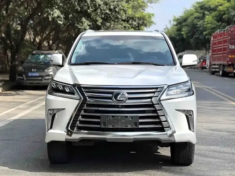 Lexus LX 570 Distinguished Luxury