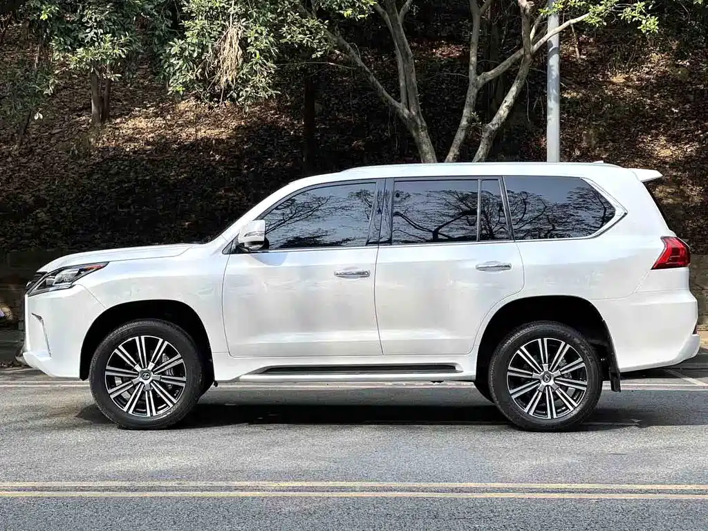 Lexus LX 570 Distinguished Luxury