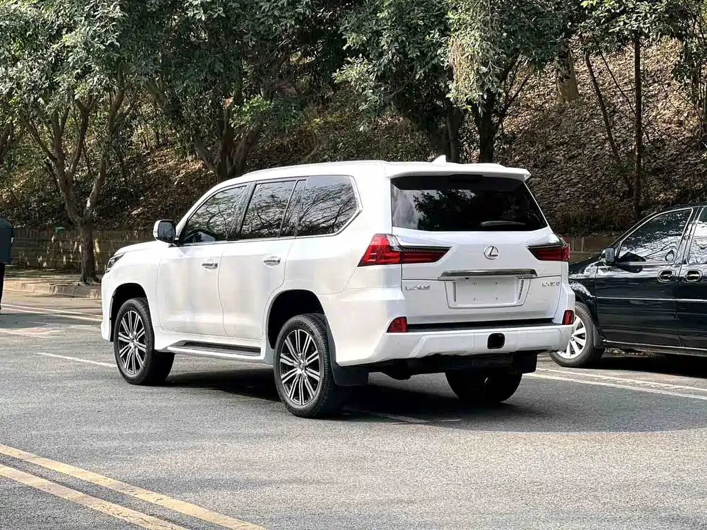 Lexus LX 570 Distinguished Luxury