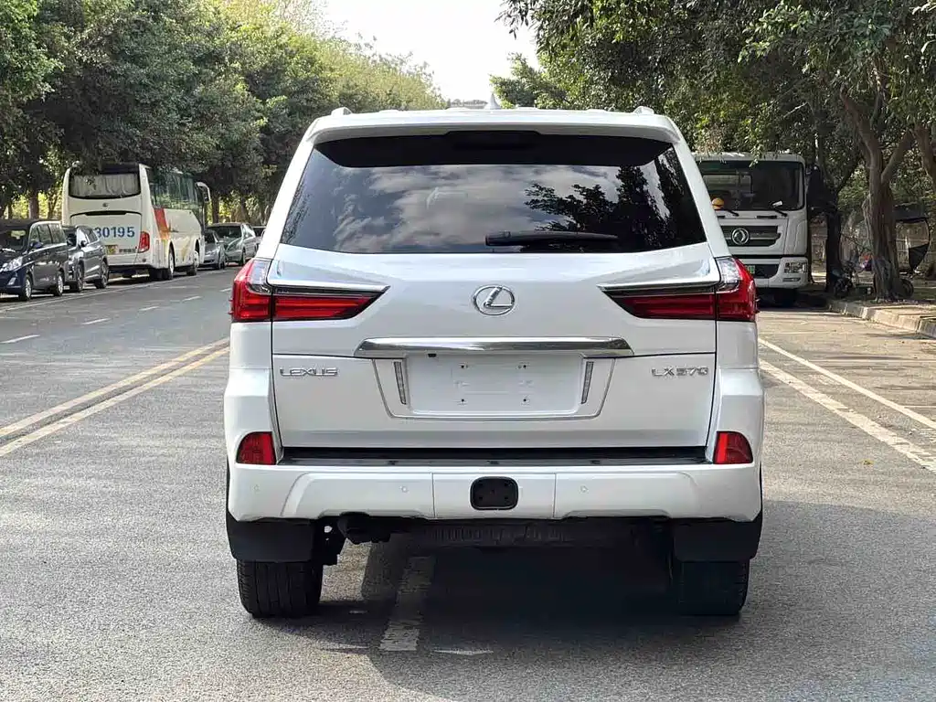 Lexus LX 570 Distinguished Luxury