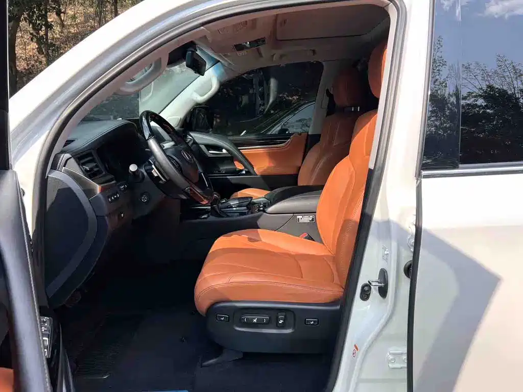 Lexus LX 570 Distinguished Luxury