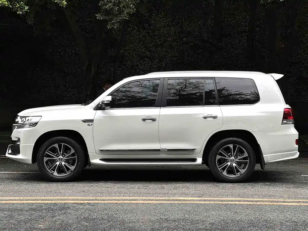 Land Cruiser (Import) 5.7 L Middle East