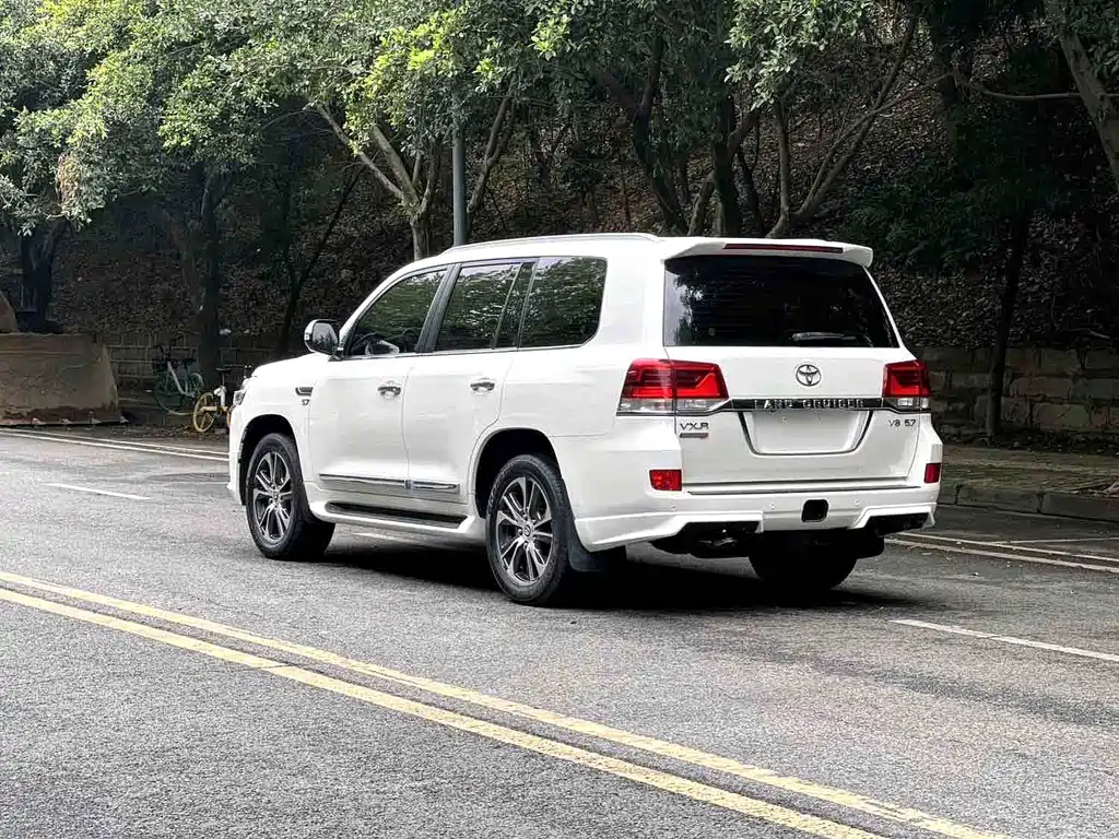Land Cruiser (Import) 5.7 L Middle East