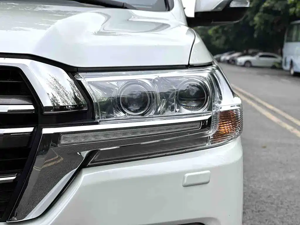 Land Cruiser (Import) 5.7 L Middle East