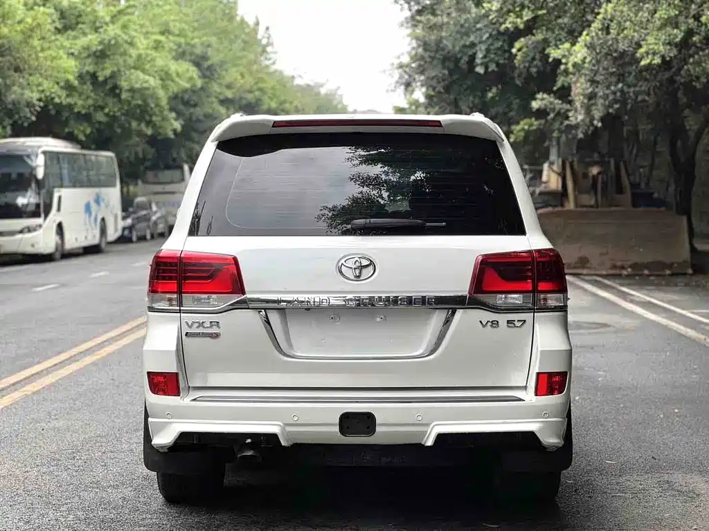 Land Cruiser (Import) 5.7 L Middle East
