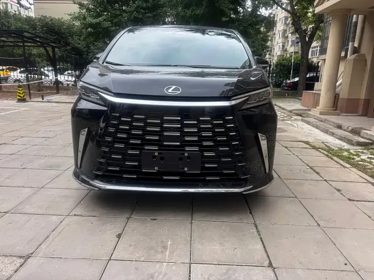 Lexus LM 500 h 4-seat Royal World