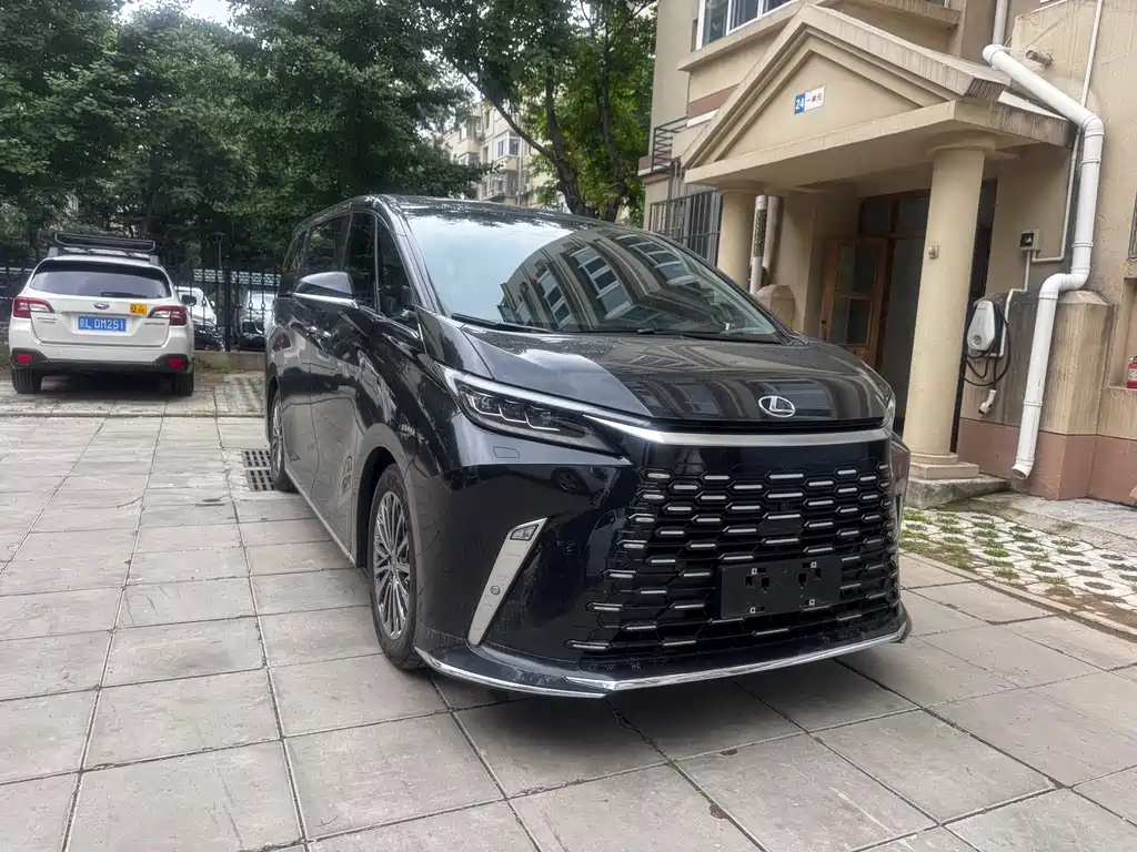 Lexus LM 500 h 4-seat Royal World