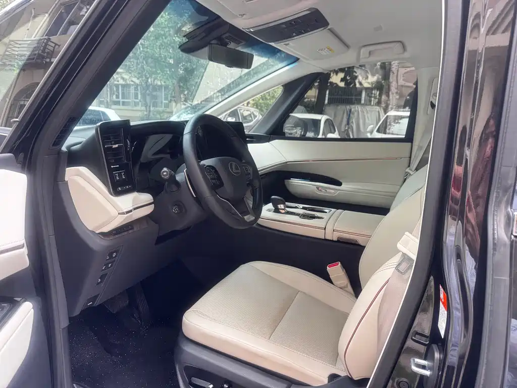 Lexus LM 500 h 4-seat Royal World