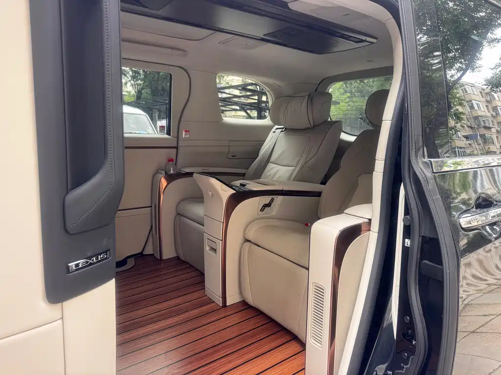 Lexus LM 500 h 4-seat Royal World