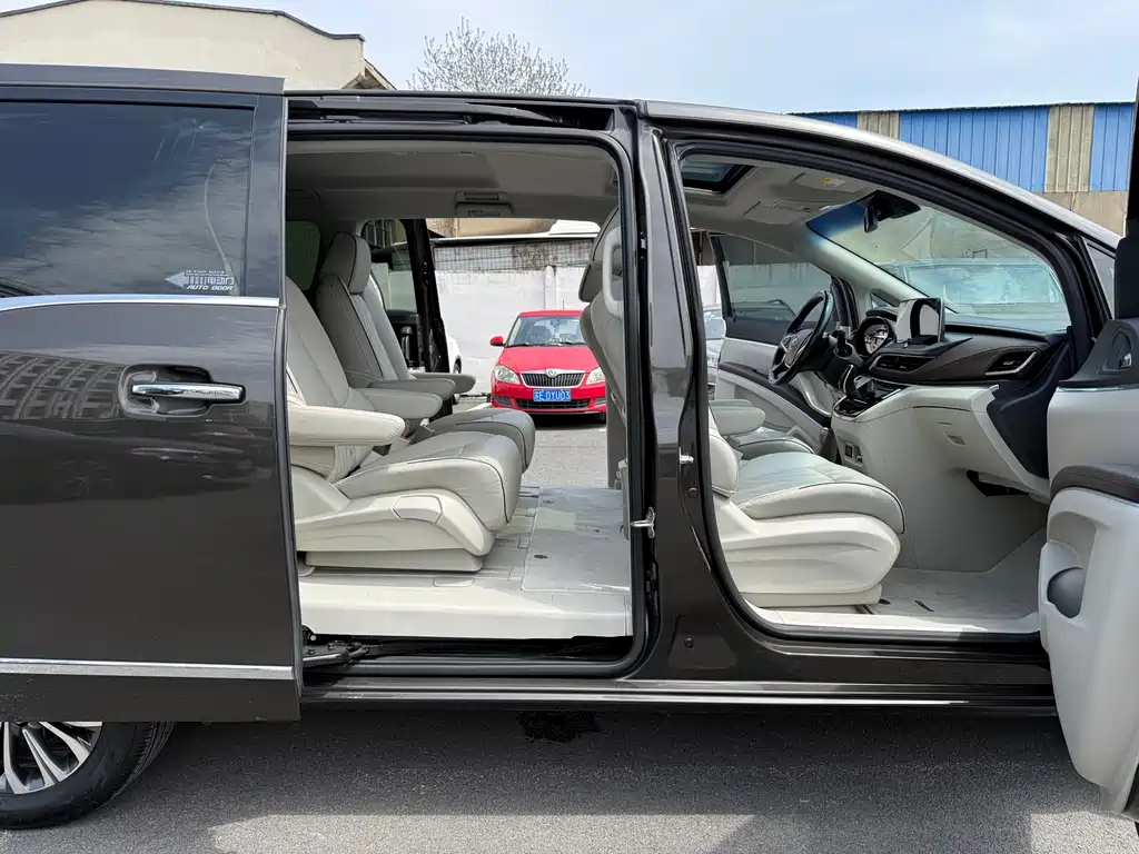 Buick GL8 Land Official Cabin 652 T Luxury