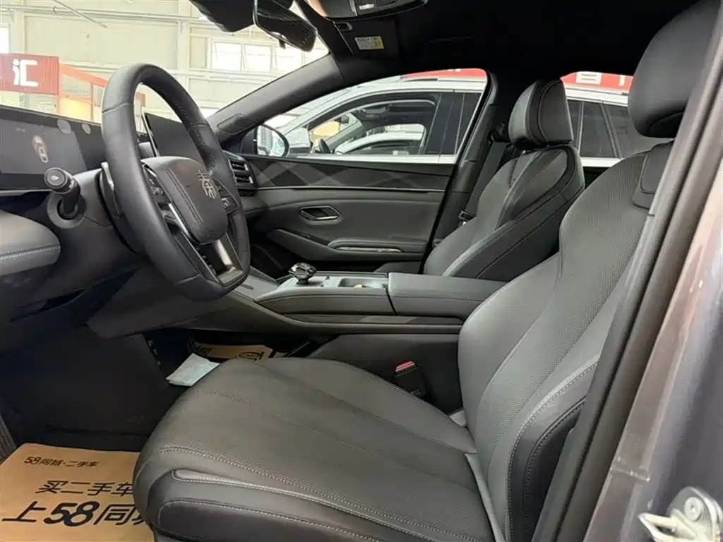 Qin L DM-i Smart Drive 80 KM Leading
