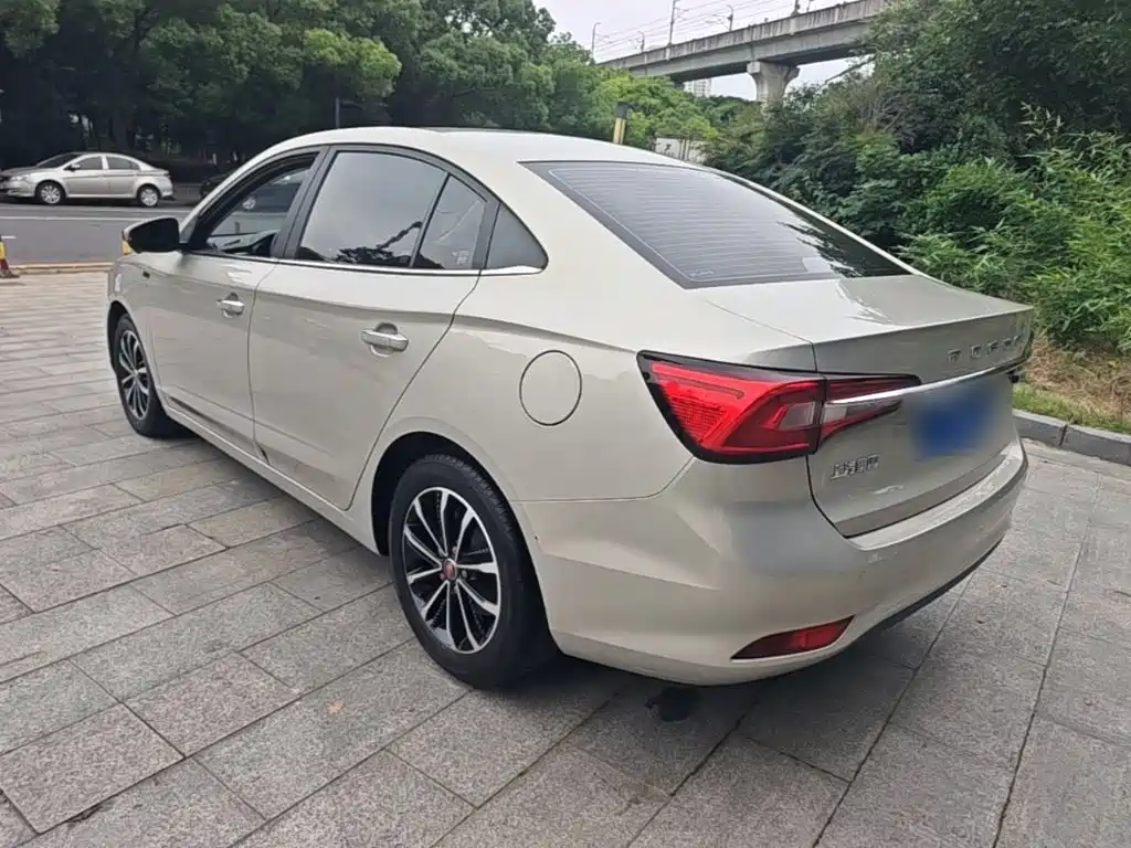 Roewe i5 1.5 L Auto 4 G Connected Leading Luxury Flagship