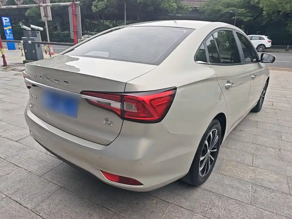 Roewe i5 1.5 L Auto 4 G Connected Leading Luxury Flagship