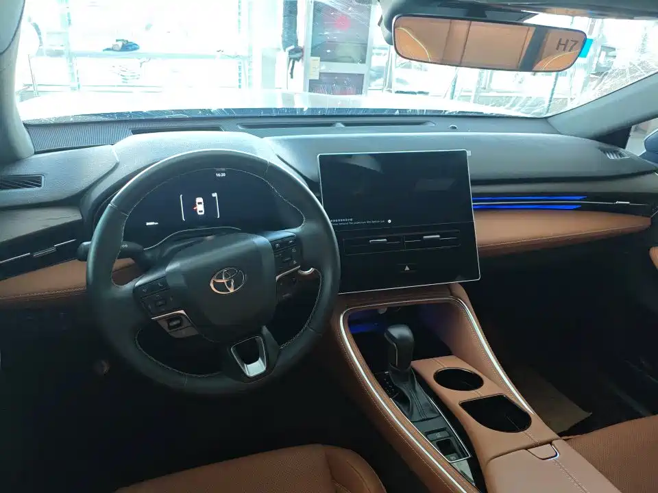 Avalon Dual Engine 2.5 L XLE Distinguished
