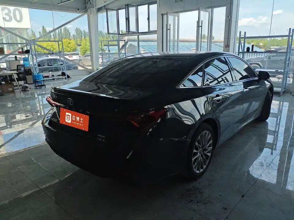 Avalon Dual Engine 2.5 L XLE Distinguished