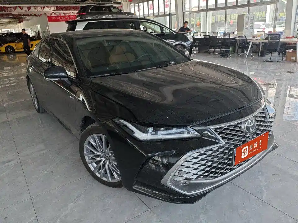 Avalon Dual Engine 2.5 L XLE Distinguished