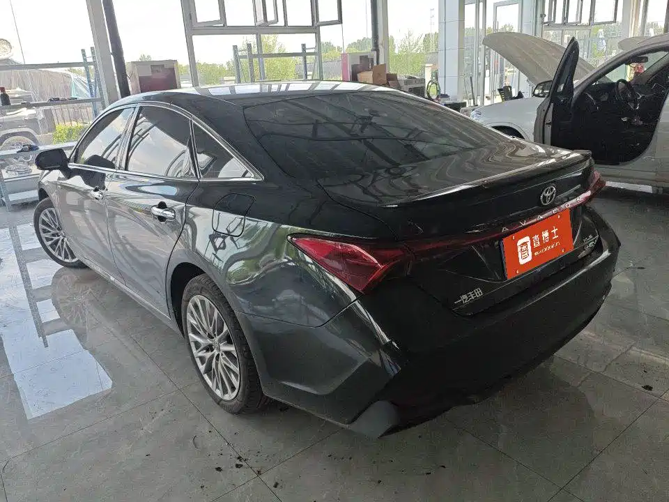 Avalon Dual Engine 2.5 L XLE Distinguished