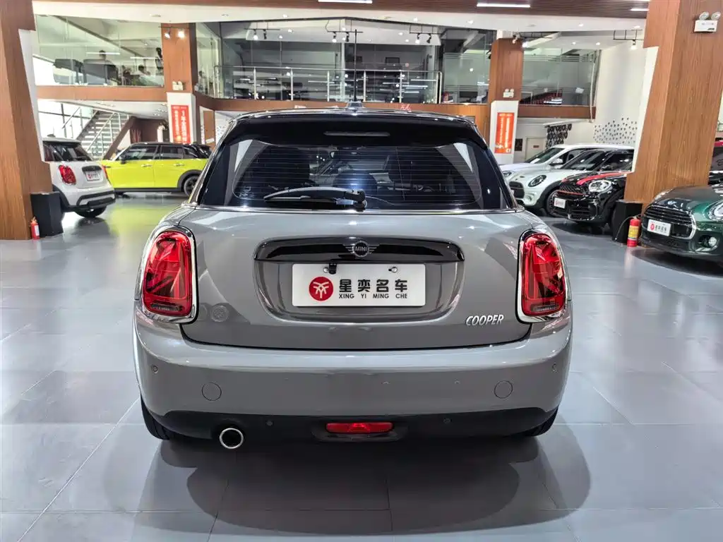 MINI 1.5 T COOPER Artist 5-door