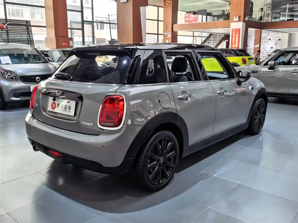 MINI 1.5 T COOPER Artist 5-door
