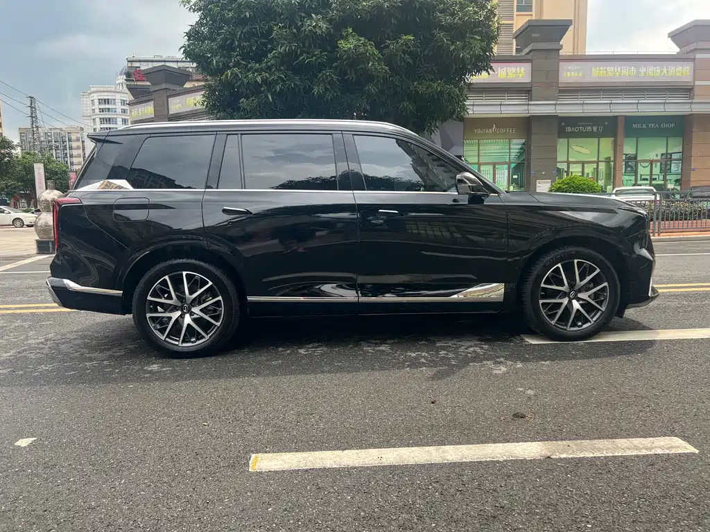 GAC Trumpchi GS8 Dual Engine Series 2.0 TM 2 WD Distinguished (7-seat)