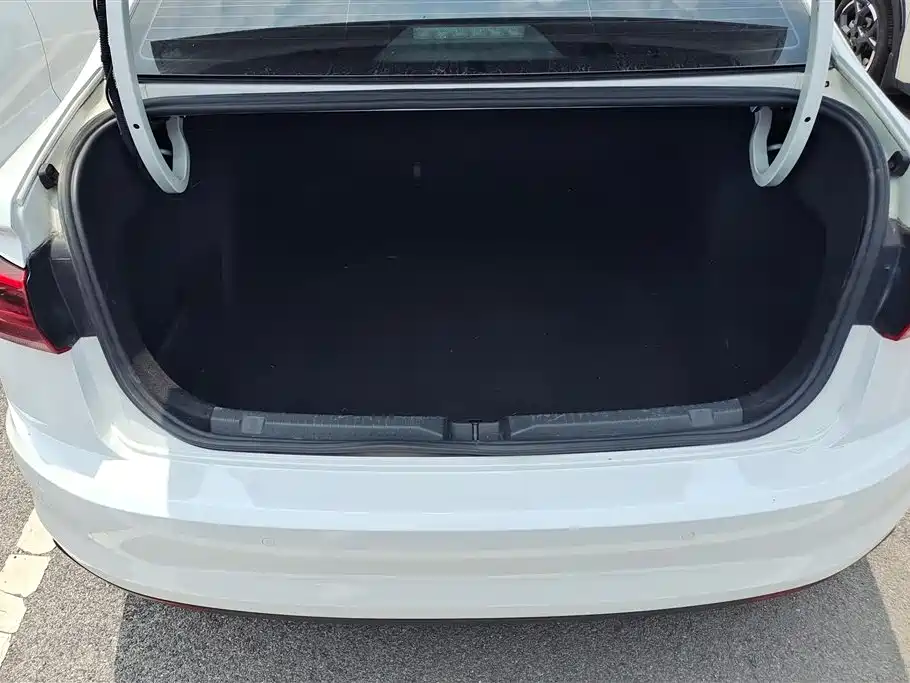 Bora 1.5 L Auto Fashion Connected