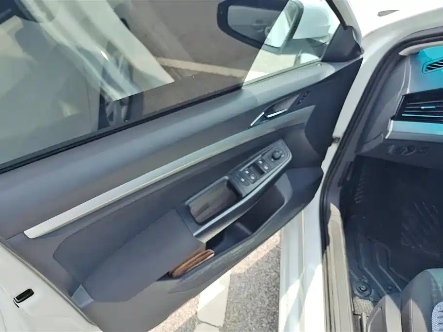 Bora 1.5 L Auto Fashion Connected