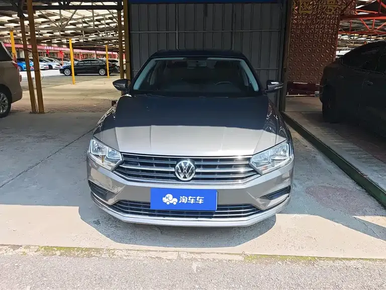 Volkswagen Bora 1.6 L Auto Fashion
