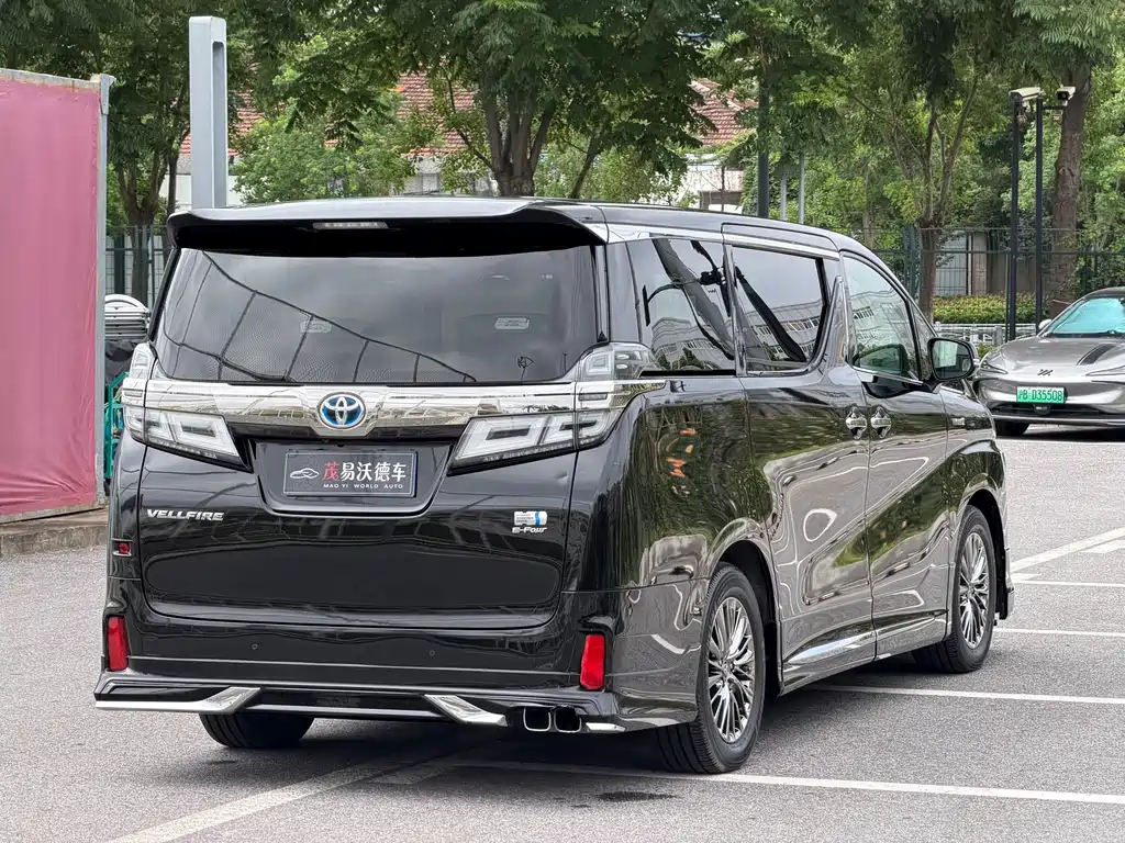 Vellfire Dual Engine 2.5 L HV Luxury