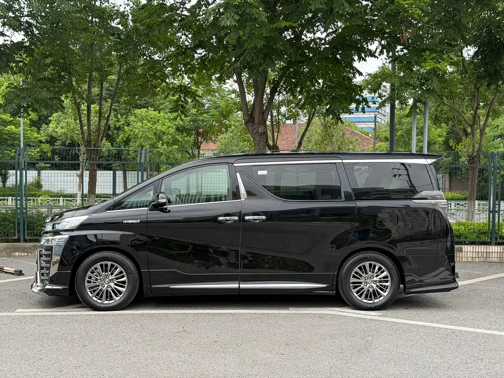 Vellfire Dual Engine 2.5 L HV Luxury