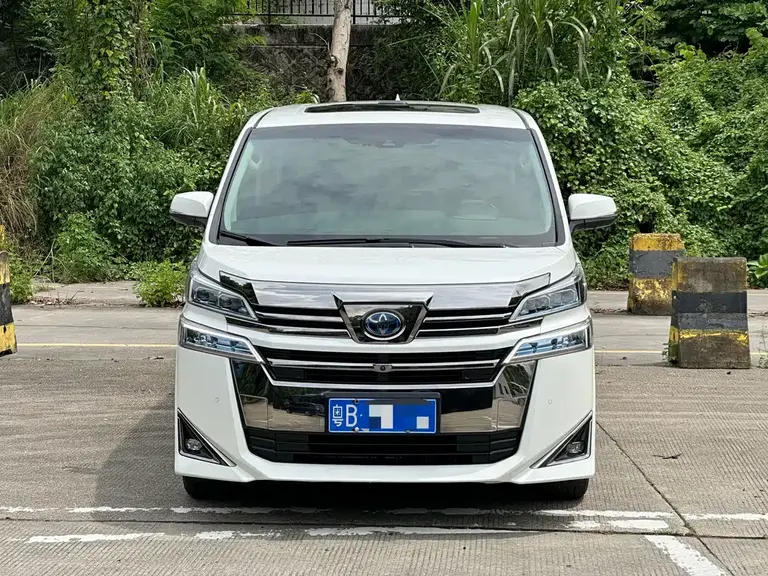 Toyota Vellfire Dual Engine 2.5 L HV Luxury