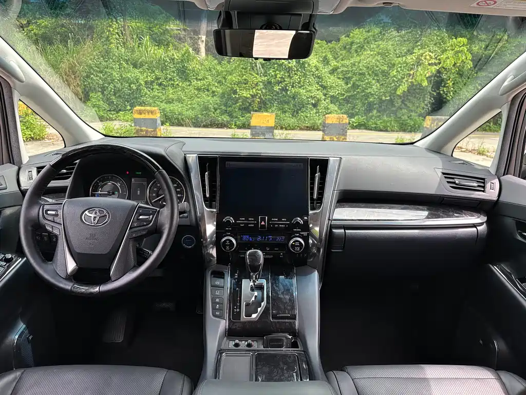 Vellfire Dual Engine 2.5 L HV Luxury