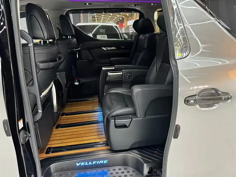 Toyota Vellfire Dual Engine 2.5 L HV Luxury