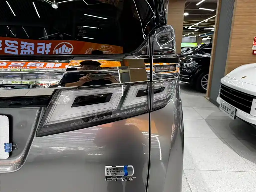 Vellfire Dual Engine 2.5 L HV Luxury