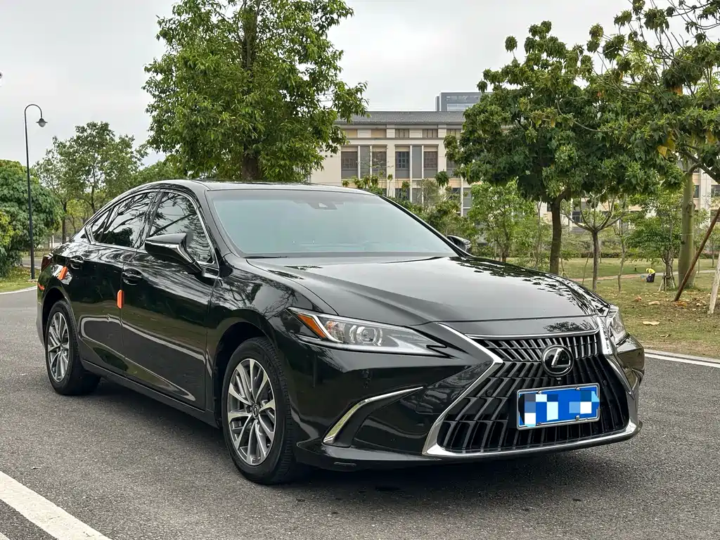 Lexus ES 200 Outstanding