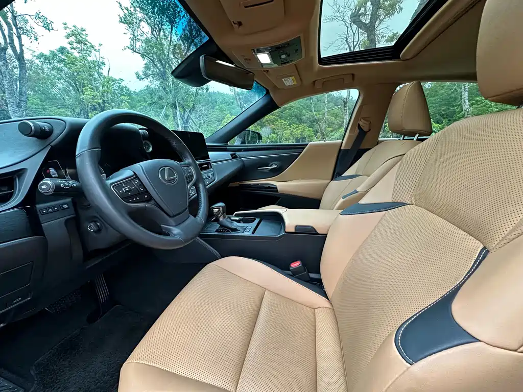 Lexus ES 200 Outstanding