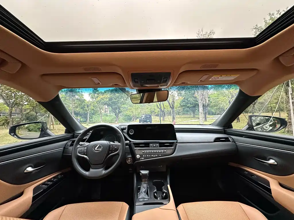 Lexus ES 200 Outstanding