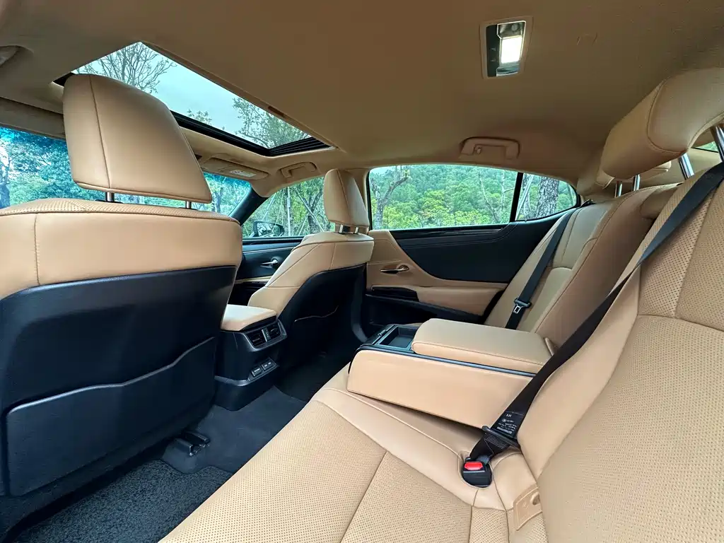Lexus ES 200 Outstanding