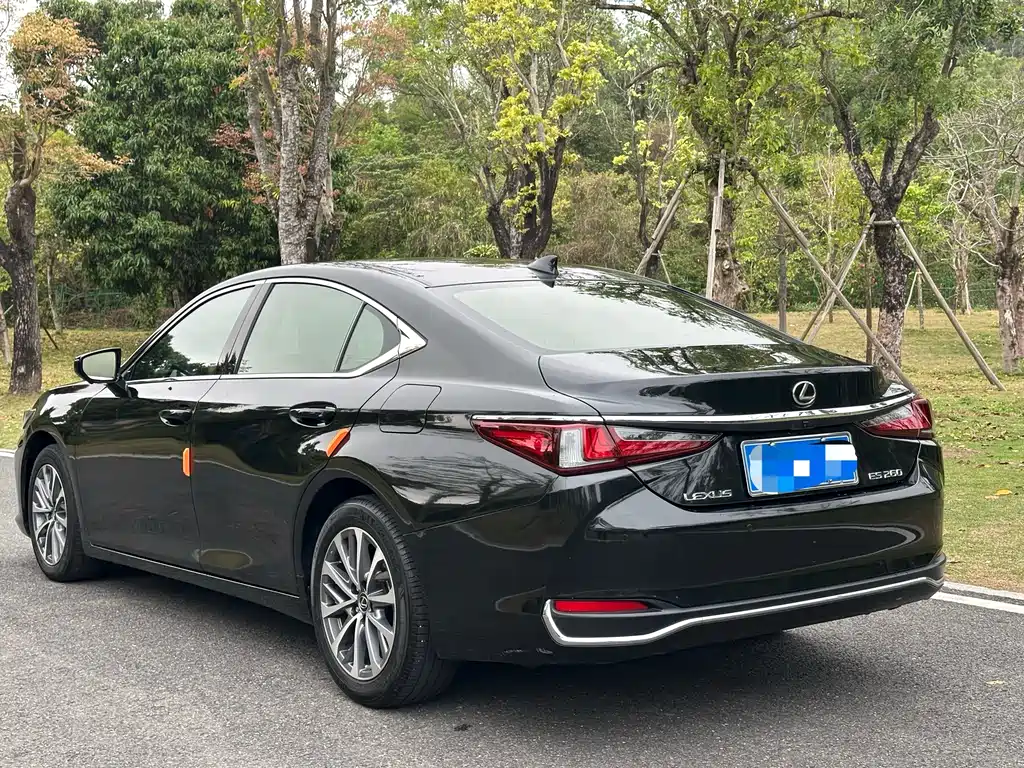 Lexus ES 200 Outstanding