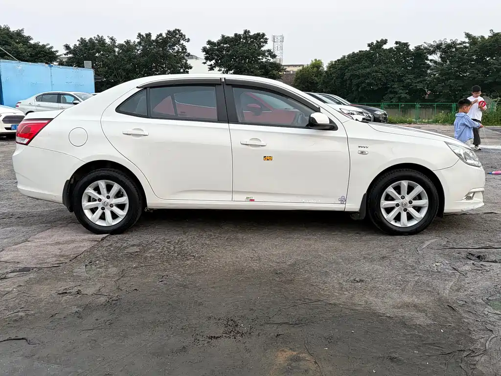 Baojun 630 宝骏630 2012款 1.5 L DVVT自动舒适型