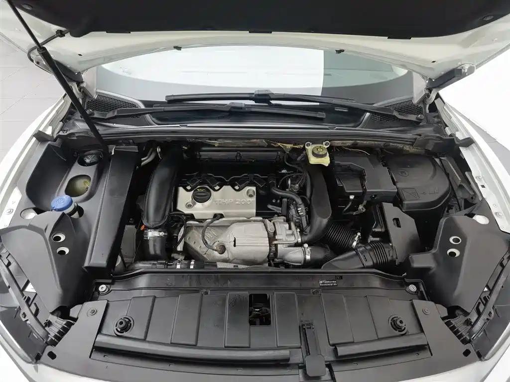 DS 6 1.6 T Luxury THP200