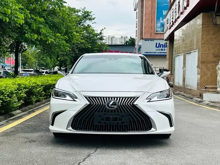 Lexus ES 200 Outstanding