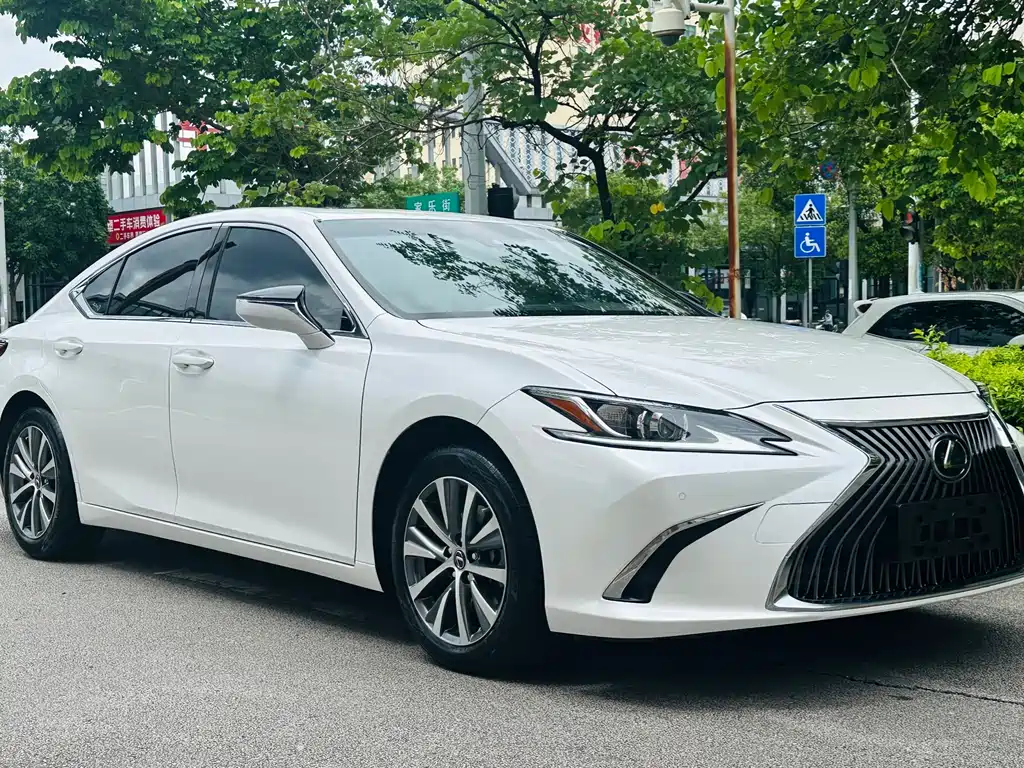 Lexus ES 200 Outstanding