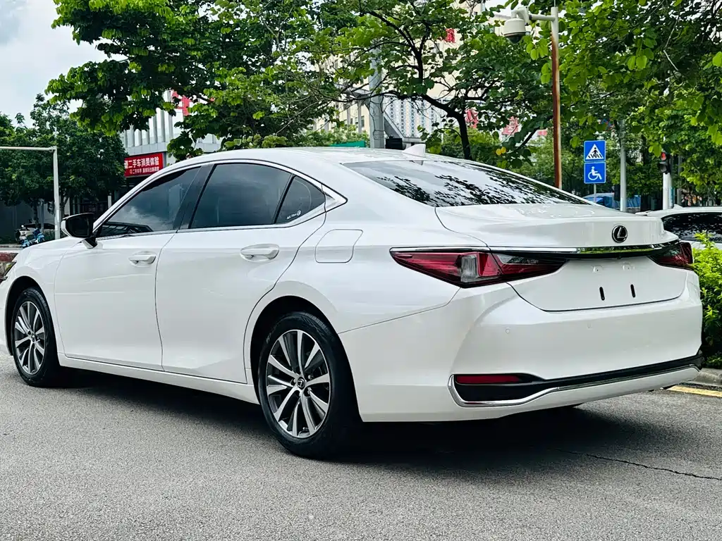 Lexus ES 200 Outstanding