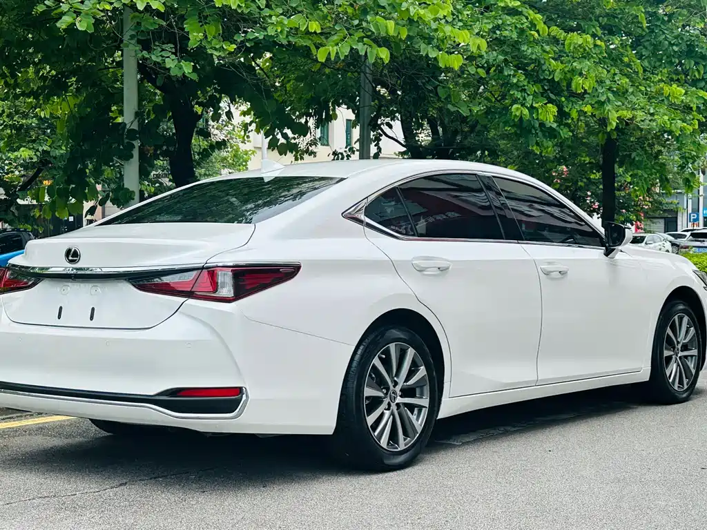 Lexus ES 200 Outstanding