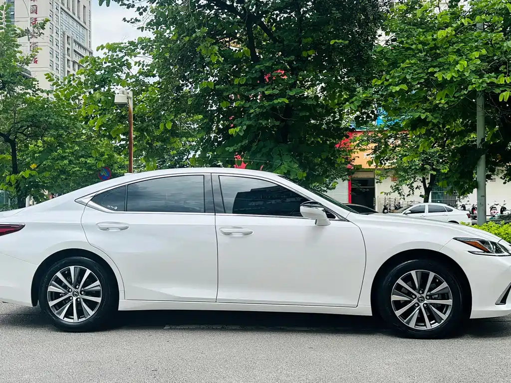 Lexus ES 200 Outstanding