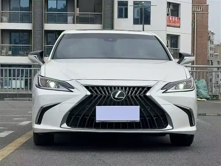 Lexus ES 200 Outstanding