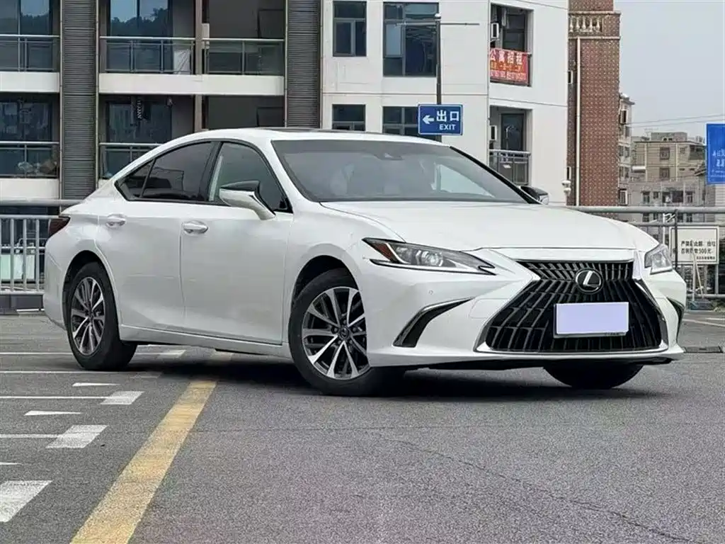 Lexus ES 200 Outstanding