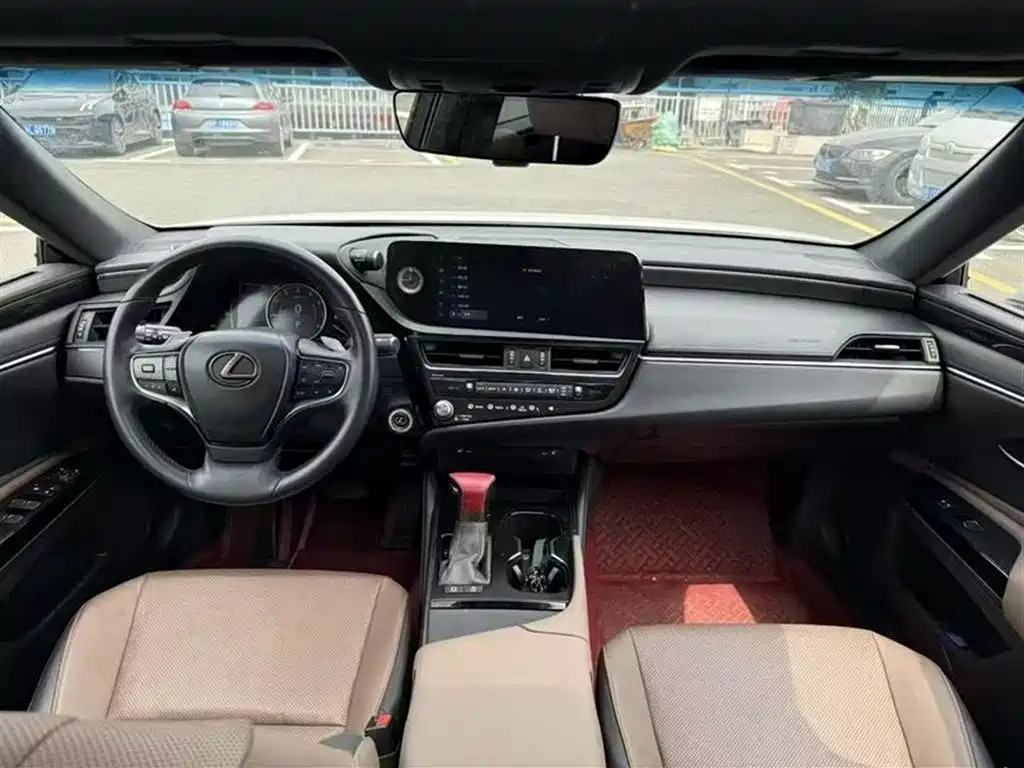 Lexus ES 200 Outstanding