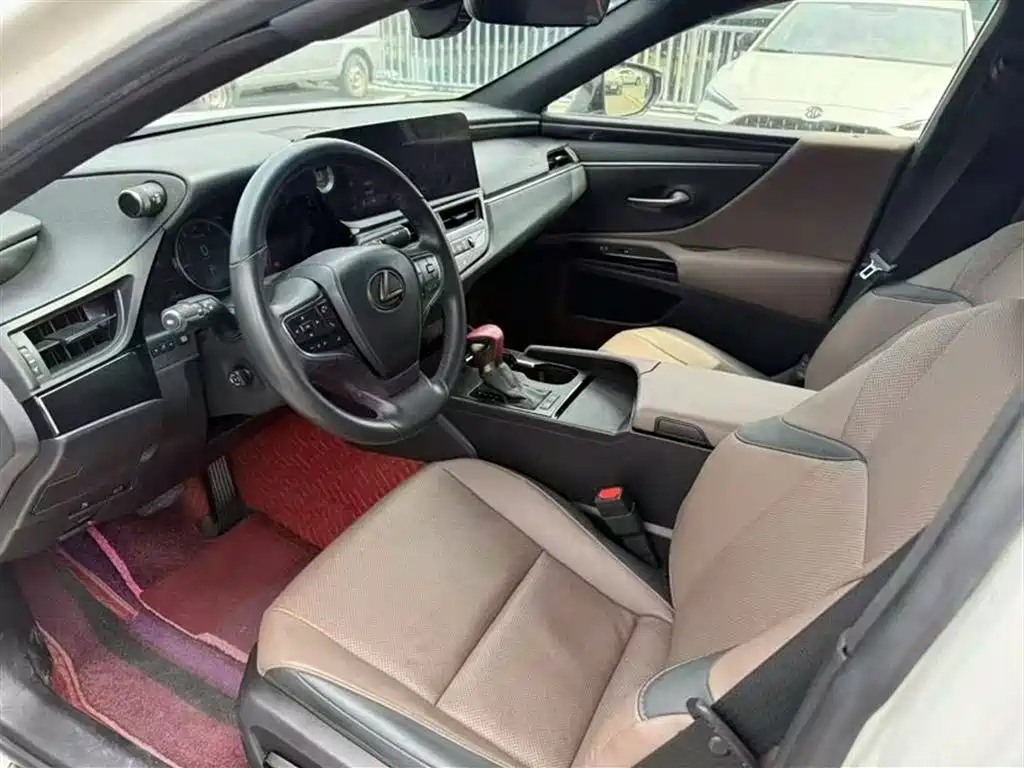 Lexus ES 200 Outstanding